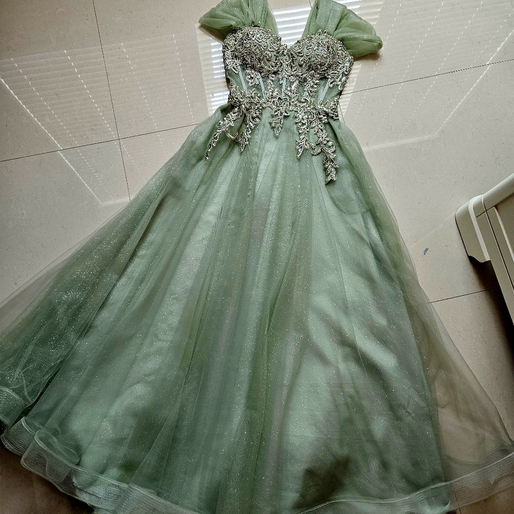 Beautiful green dress!